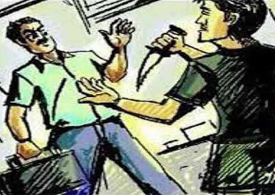 MP Breaking: इंदौर में दिनदहाड़े लूट की वारदात, चाकू की नोक पर सेल्समैन से लाखों की लूट, बाइक सवार 4 लुटेरों ने घटना को दिया अंजाम