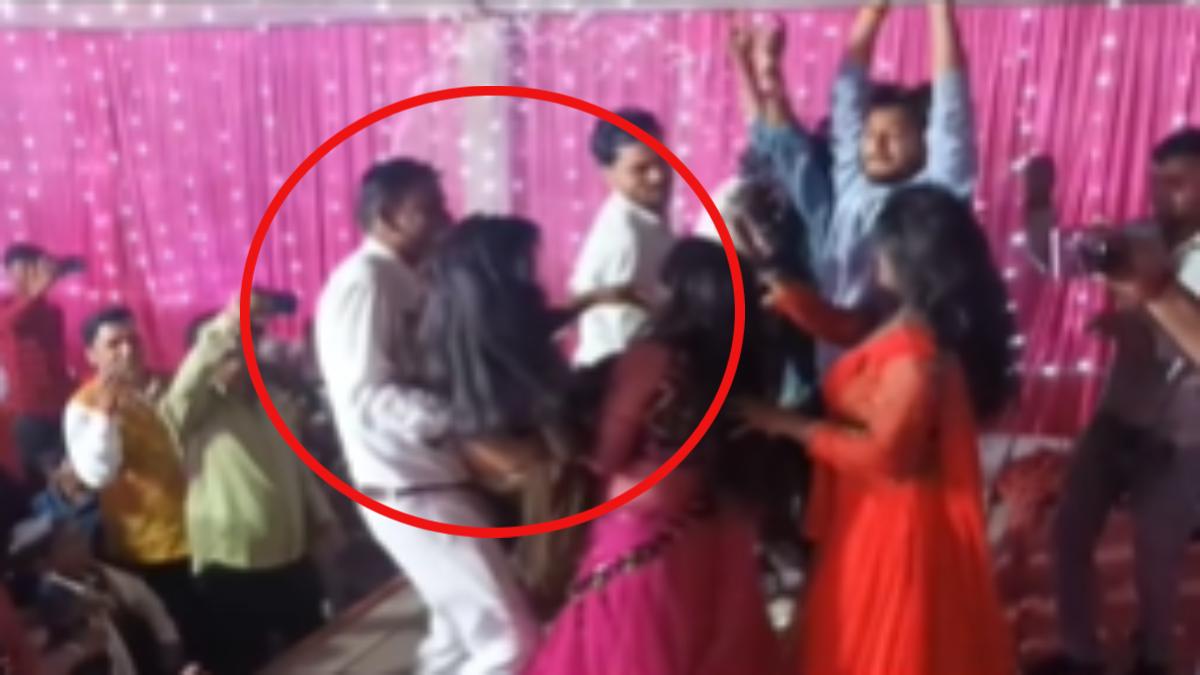 जोश में होश खो बैठे मास्टर जी ! डांसर को जबरदस्ती गोद में उठाकर डांस करते प्रभारी प्रधानाध्यापक का VIDEO वायरल