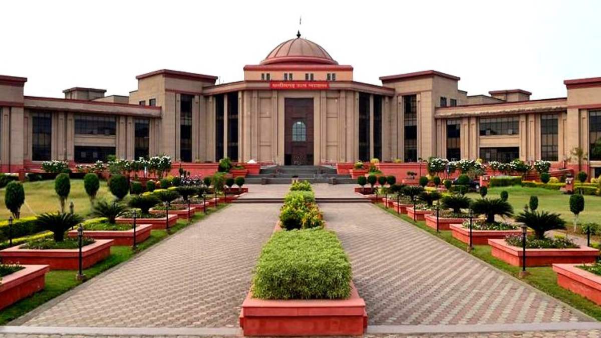 हाईकोर्ट ने लगाई राज्य शासन के आदेश पर रोक, कहा- नक्सल प्रभावित इलाकों में न करें 55 वर्ष से अधिक आयु वालों का तबादला
