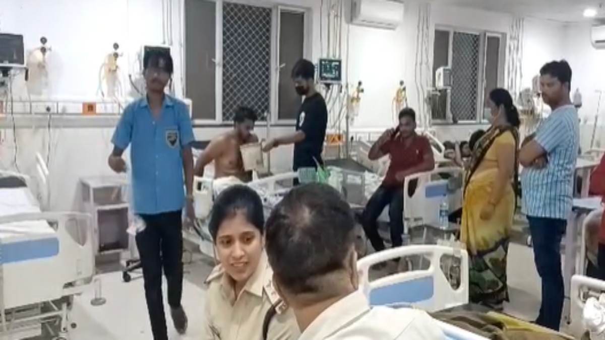 अतिक्रमण हटाने से नाराज युवक ने अधिकारियों के सामने खाया जहर: नायब तहसीलदार ने अस्पताल में कराया भर्ती, हालत गंभीर