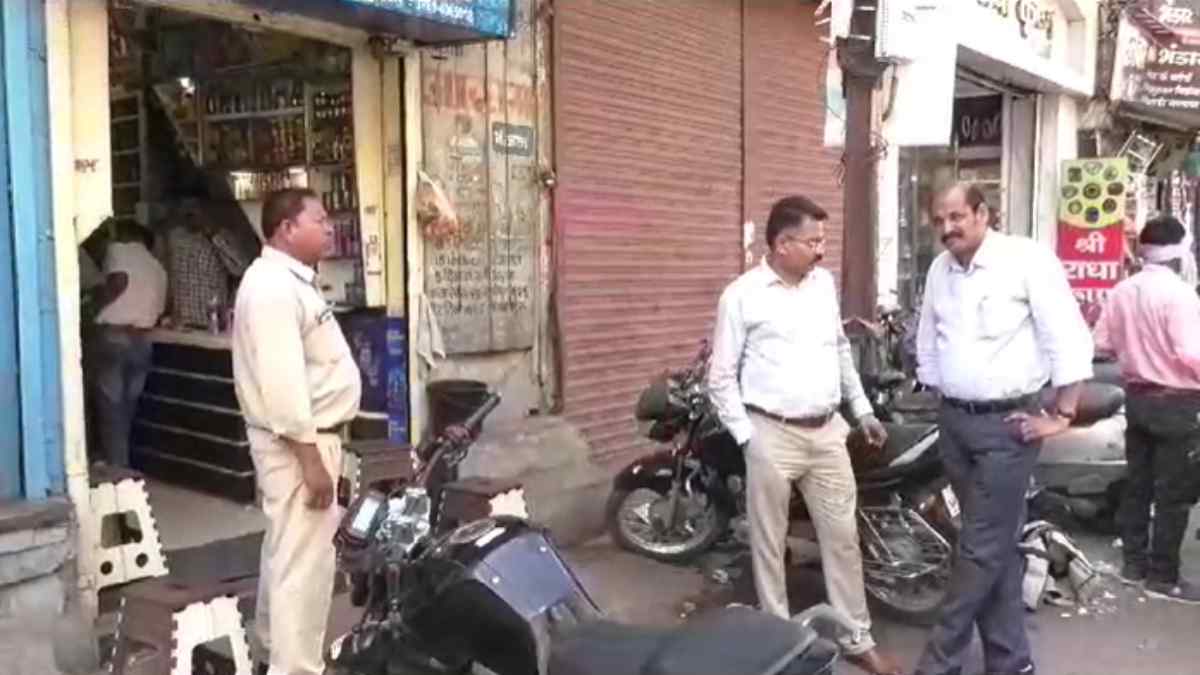 MP के इन दो जिलों में GST का छापा: गुटखा-सिगरेट कारोबारियों के ठिकाने पर चल रही कार्रवाई, गोदाम सील, दस्तावेज खंगाल रही टीम