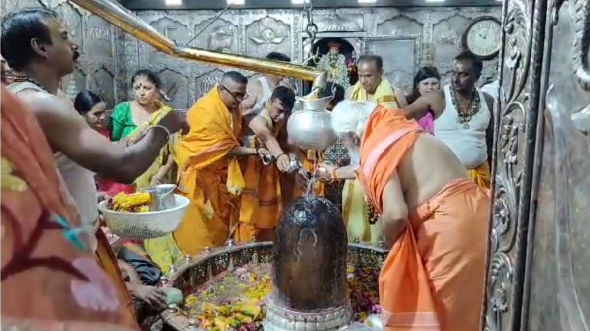 गुजरात के विधानसभा उपाध्यक्ष ने किए बाबा महाकाल के दर्शन: जेठाभाई ने दूध और जल से किया अभिषेक, नंदीहाल में की शिव आराधना