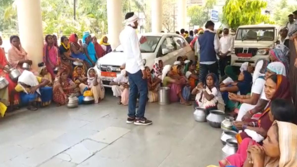 नलजल योजना की खुली पोल ! खाली बर्तन लेकर कलेक्ट्रेट पहुंची महिलाएं, कलेक्टर से मांगा पानी