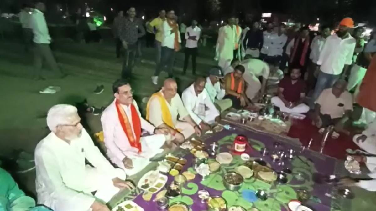 वीडी शर्मा ने की टिफिन पर चर्चा: अपने-अपने घरों से टिफिन लेकर आए कार्यकर्ता, सभी ने एक-दूसरे के टिफिन से किया भोजन