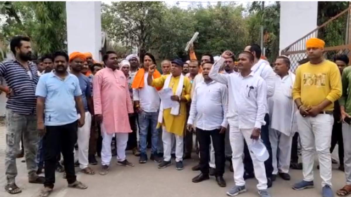 समिति प्रबंधक की संदिग्ध मौत का मामला: FIR दर्ज नहीं होने पर नाराज परिजनों ने अधिकारियों पर लगाए पक्षपात के आरोप, कलेक्ट्रेट का घेराव