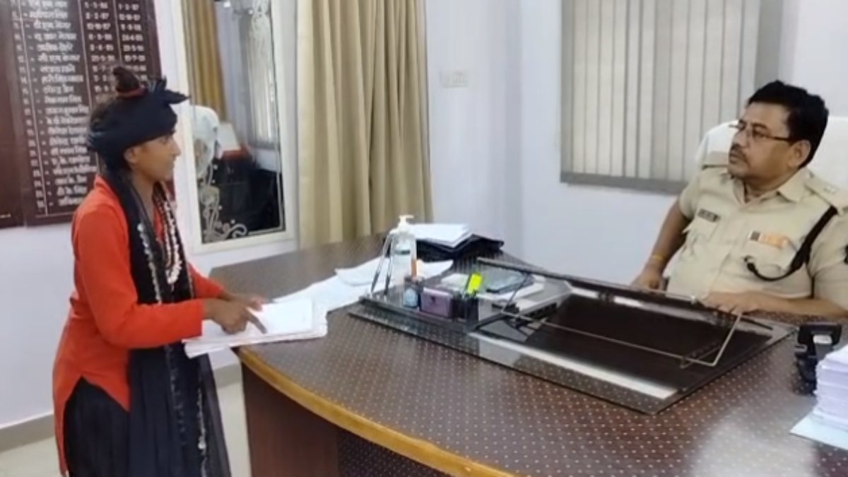 MP : फाइलों की गठरी लेकर सालों से काट रही कार्यालयों के चक्कर, महिला ने रो-रोकर एसपी से लगाई न्याय की गुहार, जानिए क्या है पूरा मामला ?