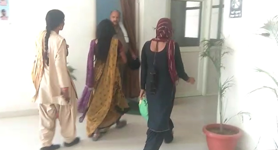 मां बेटी ने एसपी ऑफिस में उडेला केरोसिनः 2018 में बेटी के साथ हुआ था दुष्कर्म, न्याय के लिए अब तक भटक रही