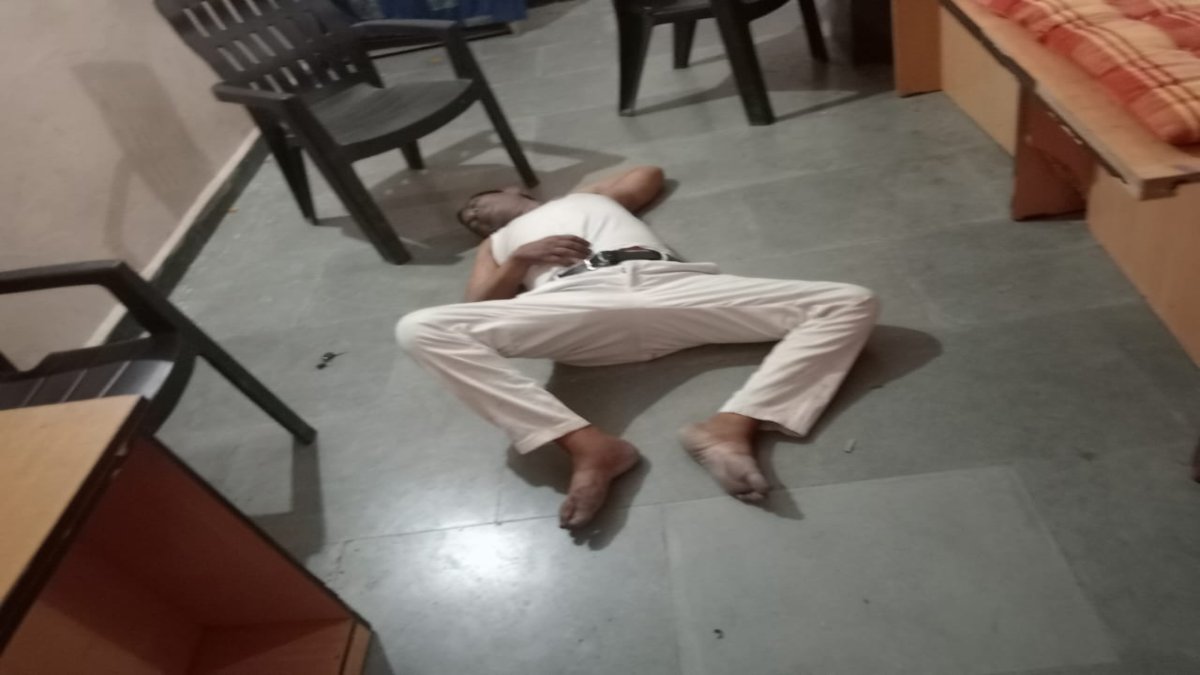 MP: पंचायत भवन में सचिव ने जहर खाकर की आत्महत्या, जमीन पर पड़ा मिला शव