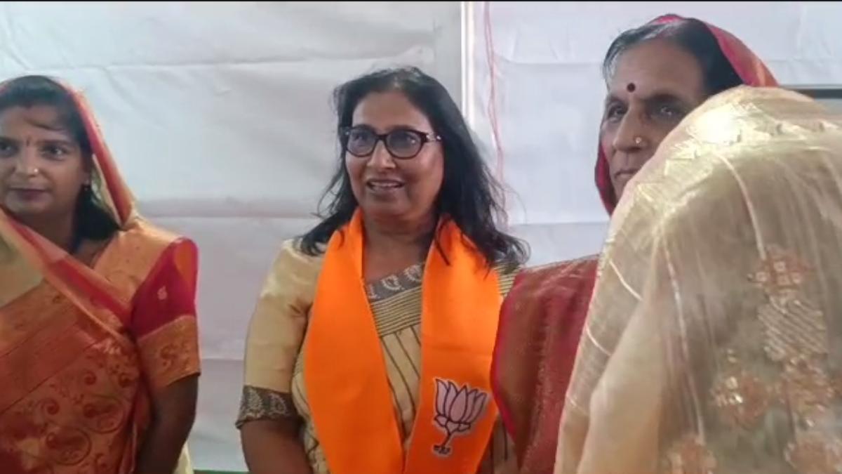 MP कांग्रेस को बड़ा झटका: पूर्व मंत्री विजयलक्ष्मी साधौ की बहन प्रमिला BJP में शामिल, जेपी नड्डा ने दिलाई सदस्यता