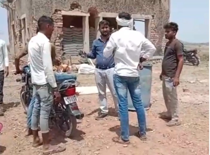 मजदूरों को बंधक बनाकर लूट: बंदूक की नोक पर ट्रैक्टर और नकदी ले भागे बदमाश, दो जिले की पुलिस को किया अलर्ट