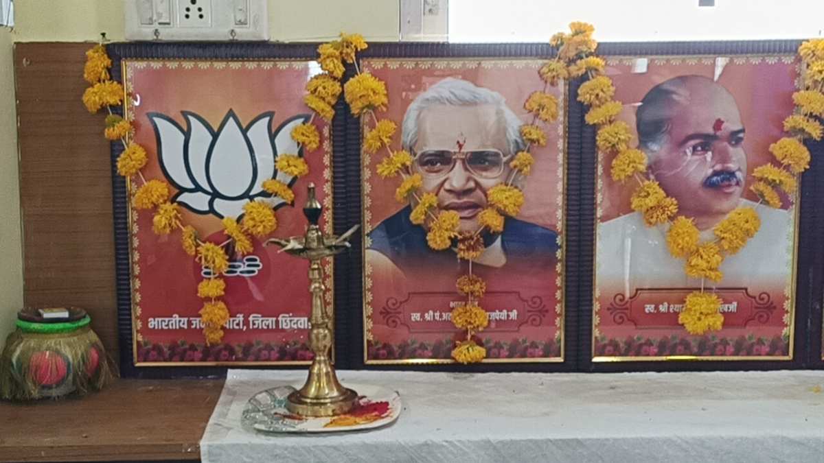 बीजेपी नेताओं ने ‘कमल के फूल’ को दी श्रद्धांजलि: दो सांसदों की मौजूदगी में फोटो पर माल्यार्पण, VIDEO सोशल मीडिया पर वायरल
