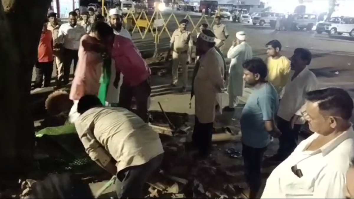 Sagar News: बस स्टैंड के पास से हटाई गई मजार, भारी संख्या में पुलिस बल रहा मौजूद