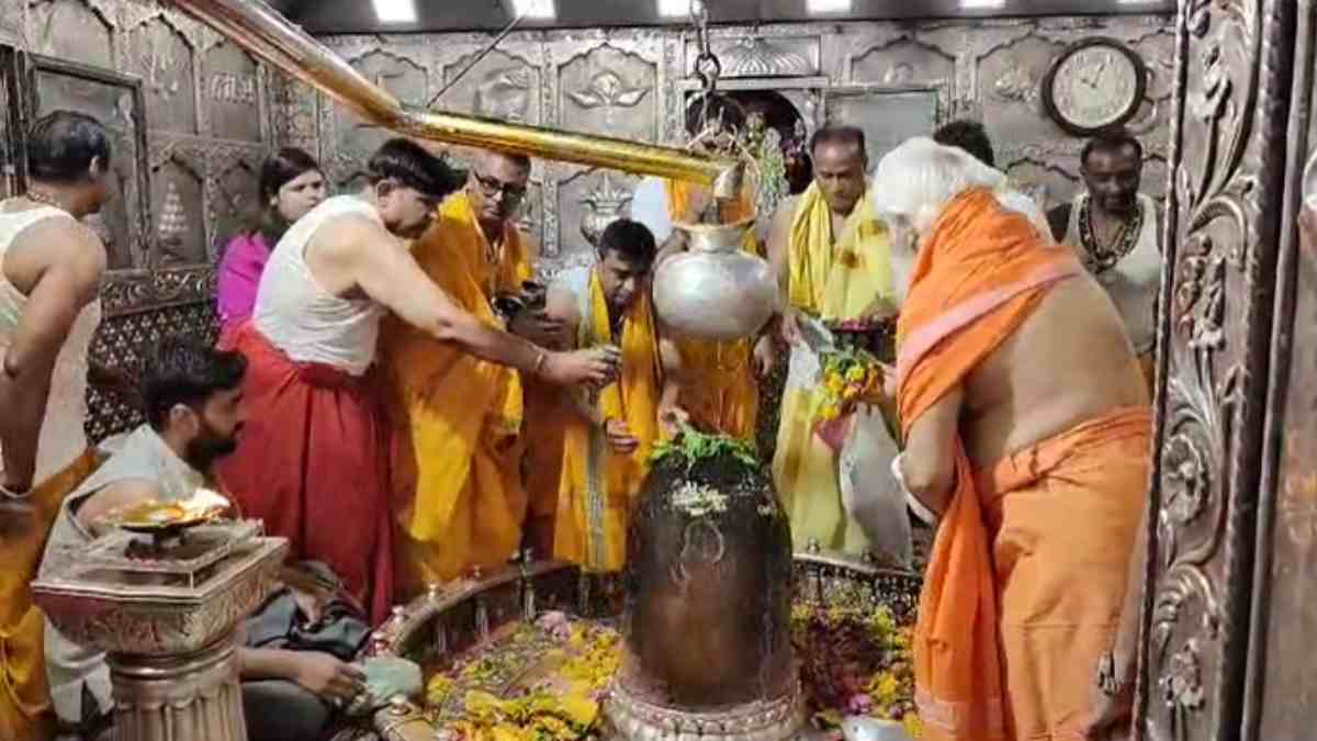 महाकाल मंदिर के गर्भगृह में प्रवेश पर लगेगा प्रतिबंध! श्रद्धालुओं की बढ़ी संख्या, शिवलिंग का हो रहा क्षरण
