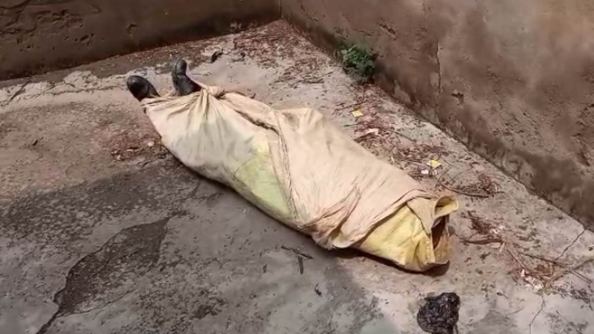 ‘हाय हाय ये मजबूरी’: ठेकेदार के घर के सामने मजदूर ने लगाई फांसी, मजदूरी नहीं मिलने पर दे दी जान