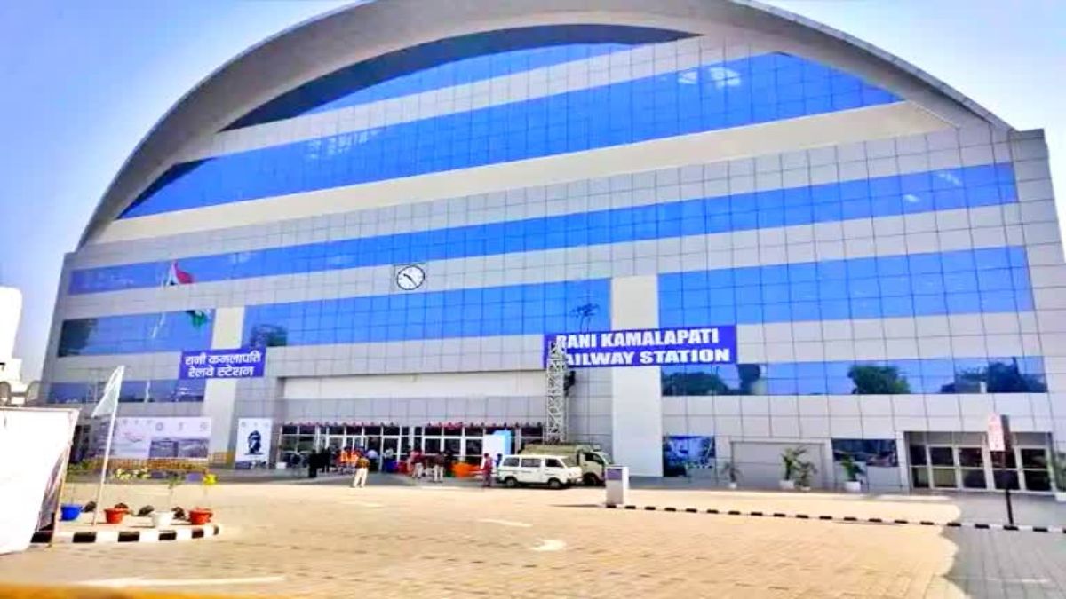 रेल यात्रियों के लिए अच्छी खबरः RKMP भोपाल सहित सभी स्टेशन होंगे कैशलेस, भारत गौरव पर्यटक ट्रेन 15 जून को होगी रवाना