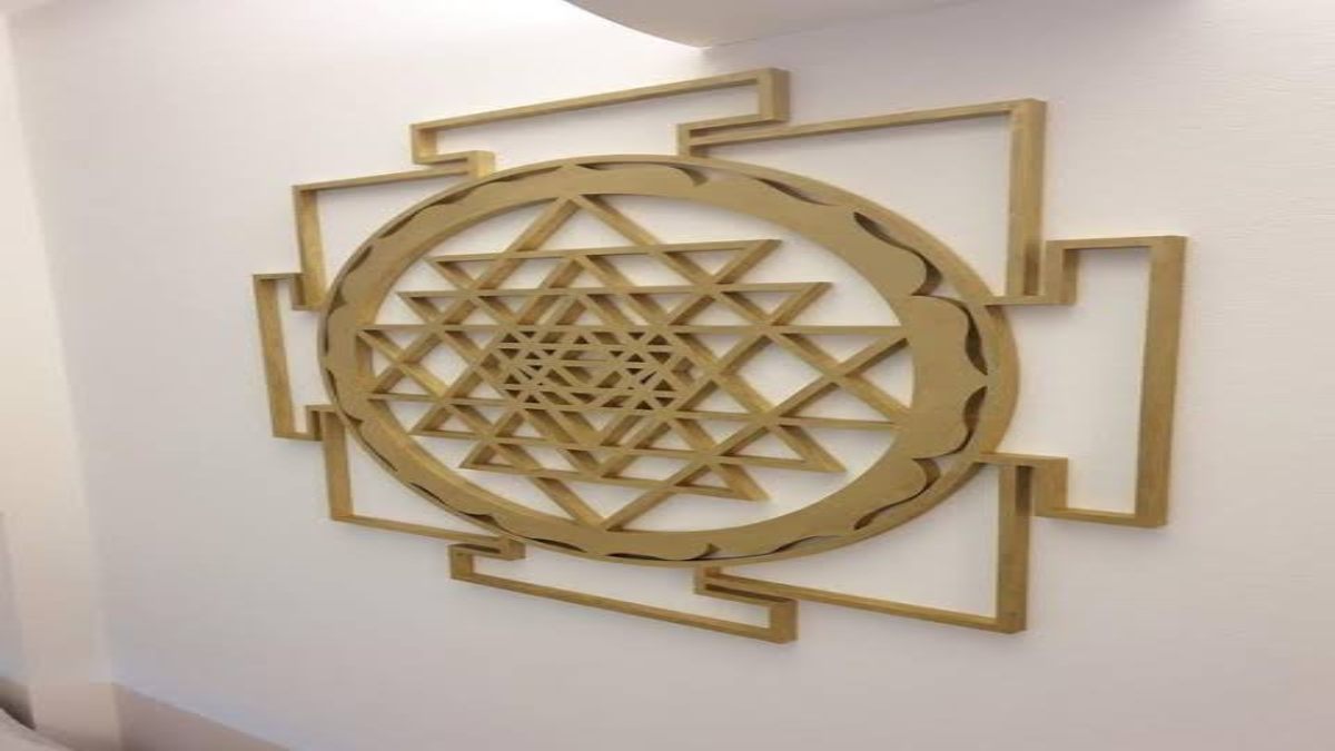 Vastu Tips: वास्तु दोष निवारण यंत्र कहां रखना चाहिए? जानिए ध्यान देने वाली बातें