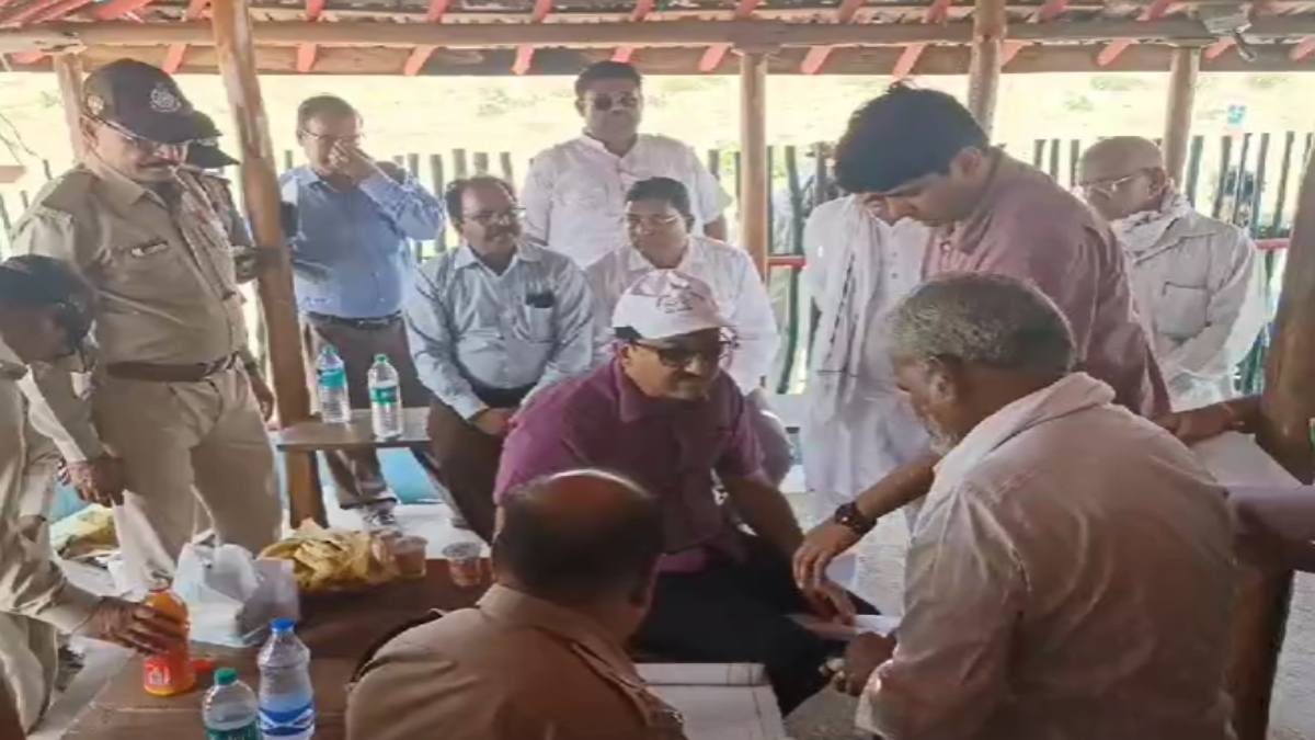 वन विभाग की तार फेंसिंग बनी मुसीबत: किसानों की पीड़ा सुनने पहुंचे कलेक्टर, बातचीत के बाद निकला ये हल