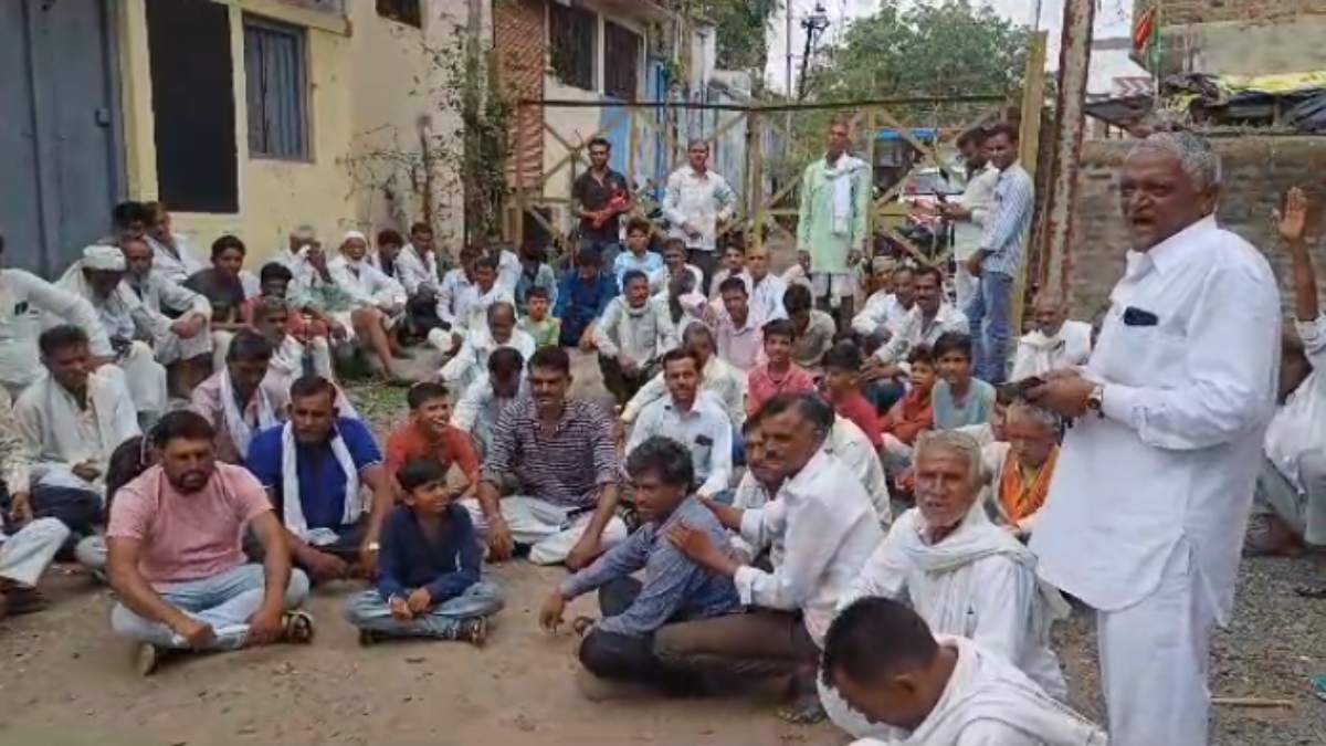 ग्रामीणों ने बिजली कंपनी के दरवाजे पर जड़ा ताला: जमकर की नारेबाजी, अतिरिक्त ट्रांसफार्मर और डीपी लगाने की मांग