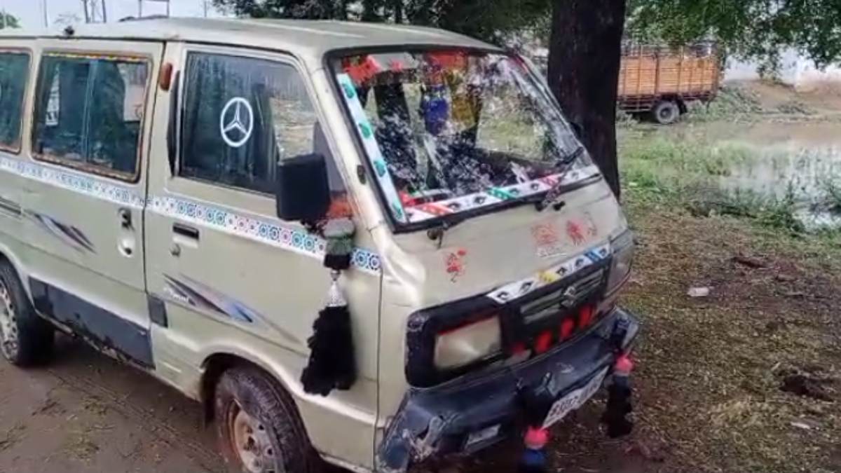 तेज रफ्तार का कहर: अनियंत्रित होकर डिवाइडर पर चढ़ी कार, महिला और बच्चों समेत पांच घायल, एक गंभीर