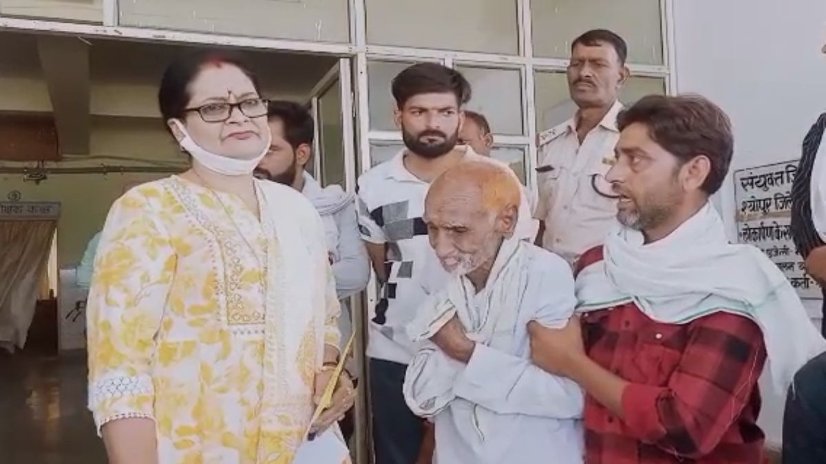 दो लोगों के सहारे कलेक्ट्रेट पहुंचे 105 साल के बुजुर्गः कलेक्टर से बोले- साहब SDM और तहसीलदार कर रहे परेशान, जानिए क्या है मामला