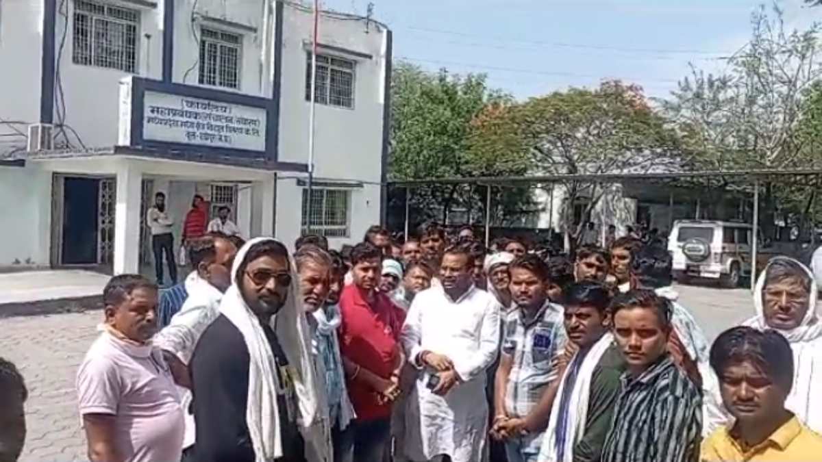 8 गांव के किसानों ने बिजली महाप्रबंधक कार्यालय का किया घेराव: साल भर से खराब पीटीआर बदलने की मांग, जमकर की नारेबाजी