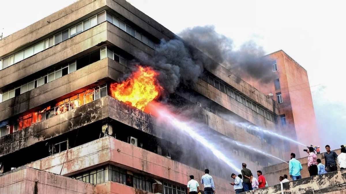 MP: सतपुड़ा भवन में लगी आग पर मानवाधिकार आयोग ने लिया संज्ञान, कलेक्टर-कमिश्नर और नगर निगम को नोटिस, अज्ञात पर FIR