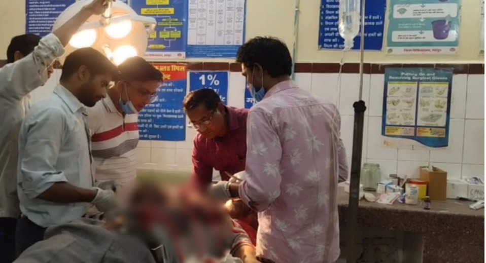 गल्ला व्यापारी को चाकू मारकर लूट की वारदातः गंभीर हालत में अस्पताल में भर्ती, भीड़ ने आरोपी को दबोचा