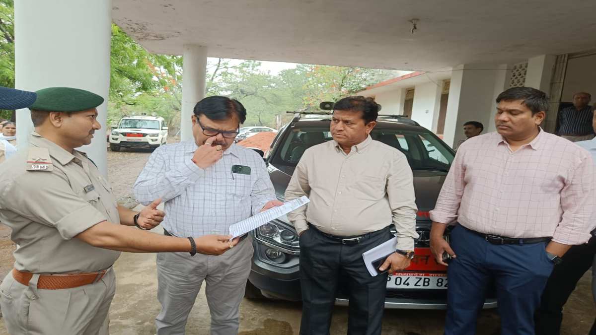 MP में दलितों के पीएम आवास पर चला बुलडोजर, उपवन क्षेत्रपाल निलंबित: समर्थन में उतरे कर्मचारी, एकतरफा कार्रवाई करने का लगाया आरोप