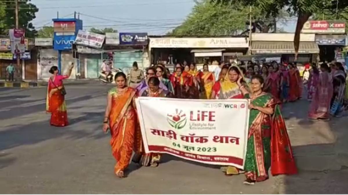 ‘साड़ी वॉक थान’ का अनूठा आयोजन: महिलाओं ने भारतीय पोषक में संस्कृति से कराया अवगत, ऊर्जा संरक्षण पर भी दिया जोर