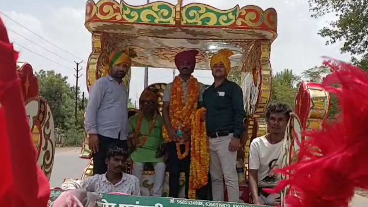 7 साल की मेहनत रंग लाई: नंदन का डिप्टी कलेक्टर के पद पर हुआ चयन, गांव वालों ने किया भव्य स्वागत, रथ पर बैठाकर घुमाया