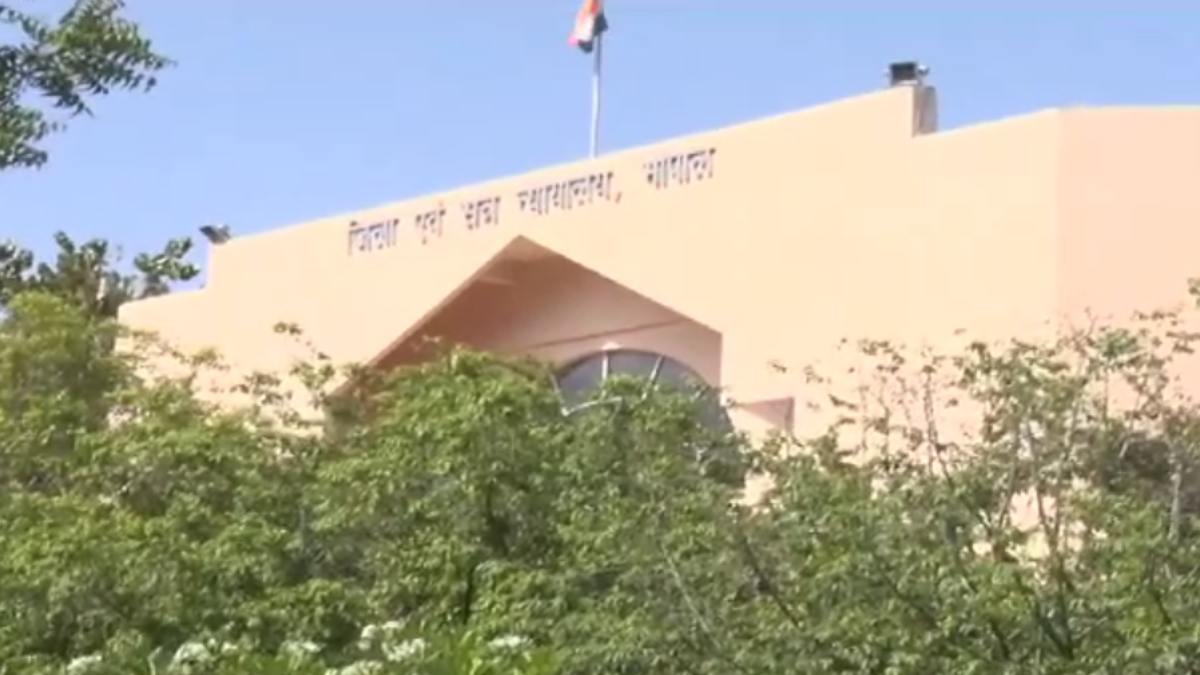 MP आरक्षक भर्ती फर्जीवाड़ा: CBI कोर्ट ने 2 आरोपियों को सुनाई 7-7 साल की सजा, 3 के खिलाफ गिरफ्तारी वारंट जारी