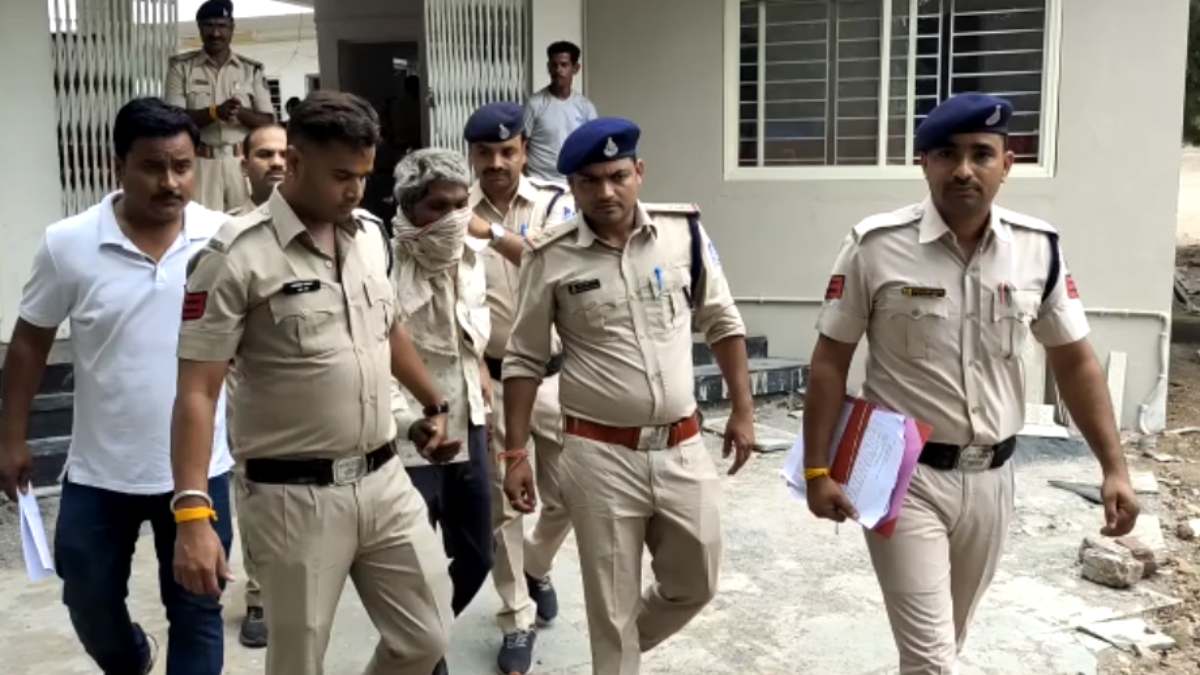 कुल्हाड़ी से गला काटकर हत्या: पत्नी से था अवैध संबंध, समझाने के बाद भी नहीं माना तो उतार दिया मौत के घाट, आरोपी गिरफ्तार