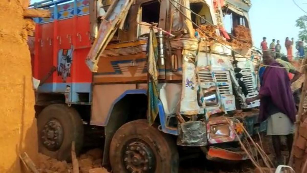ACCIDENT BREAKING : अनियंत्रित होकर घर में जा घुसा ट्रक, हादसे में दो साल की बच्ची की मौत, 3 गंभीर रूप से घायल