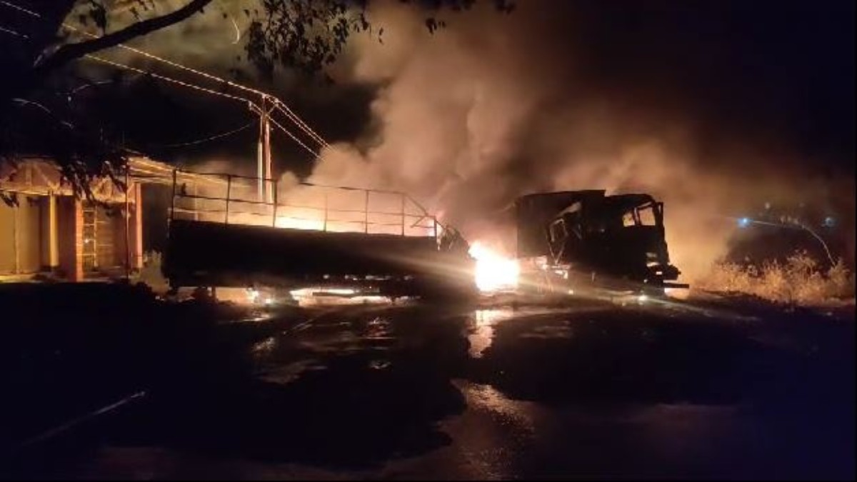 CG ACCIDENT BREAKING : हाइवा और माजदा में जोरदार टक्कर से लगी आग, धू-धू कर जल गई गाड़ी, चालक और परिचालक की मौत, देखिए VIDEO
