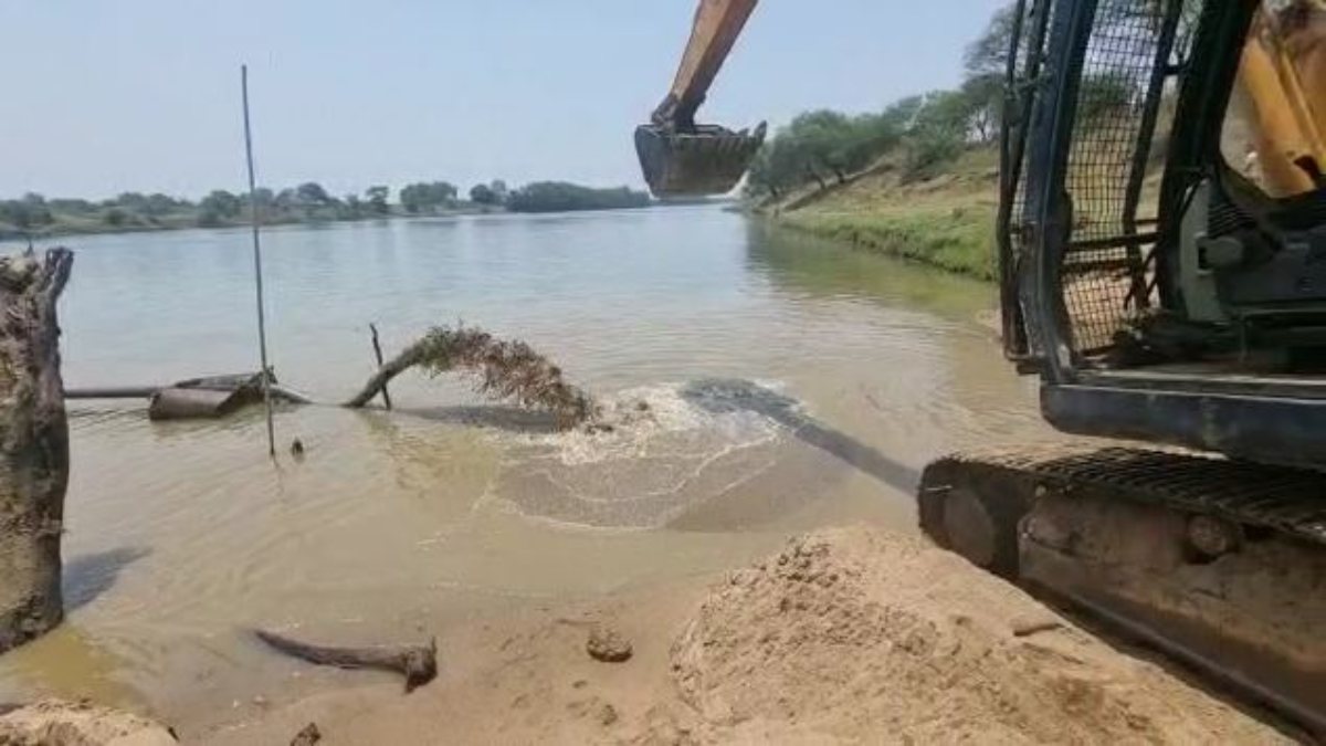 शिवनाथ का सीना चीर रहे रेत माफिया : 1500 घन फीट से ज्यादा बालू का किया खनन, राजस्व और खनिज अमले ने मौके से जब्त की मशीनें