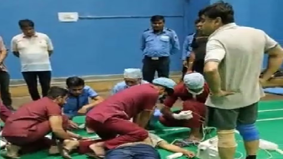 नोएडा के स्टेडियम में बैडमिंटन गेम के बीच में हुई हार्ट अटैक से मौत