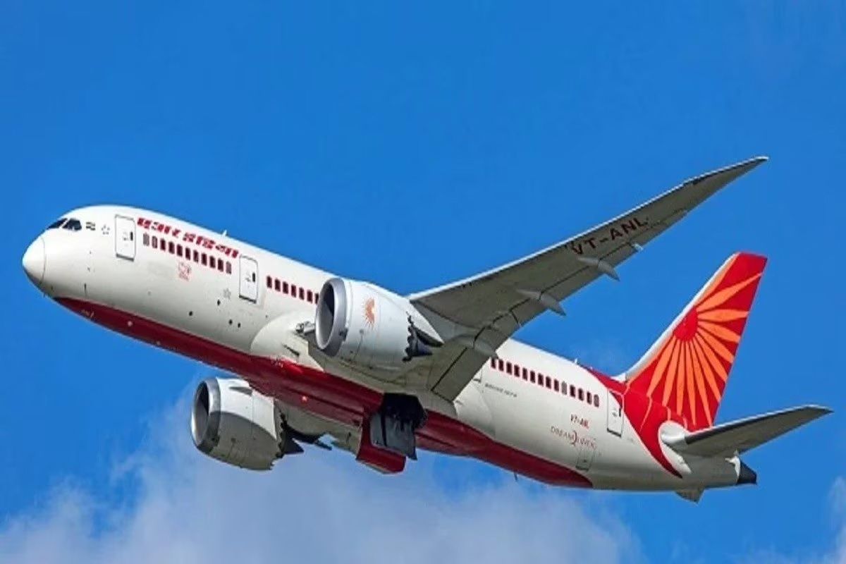 एयर इंडिया सख्त महिला मित्र को कॉकपिट में बुलाना पड़ा महंगा, 2 पायलट्स को रोस्टर से हटाया