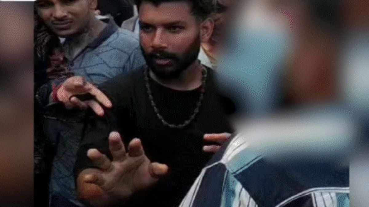 विशेष समुदाय के लड़के के साथ घूमती मिली युवती, बजरंग दल के कार्यकर्ताओं ने पीटा, कहा- 50 टुकड़े मिलने के बाद भी शर्म नहीं आती