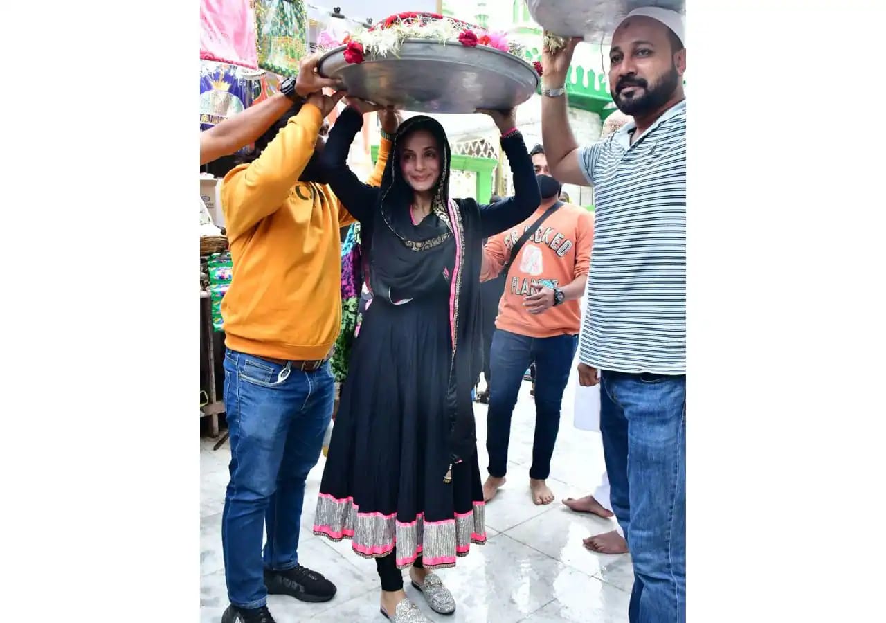 अमीषा पटेल पहुंची दरगाह, चढ़ाई चादर