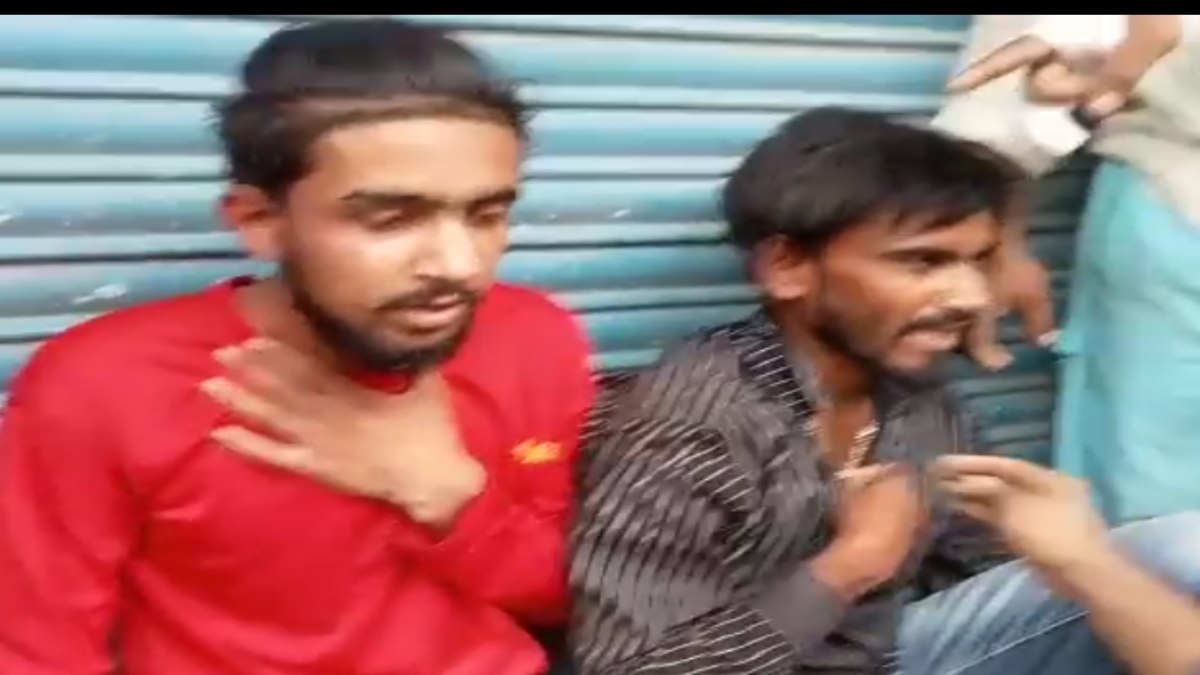 बैग में असलहा लिए घूम रहे थे अजनबी, लोगों ने धुनाई करके किया पुलिस के हवाले