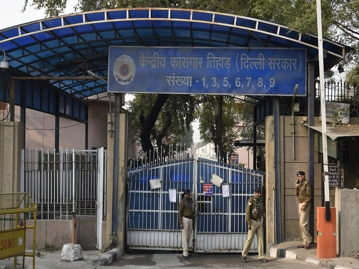 कैदियों ने पीट-पीटकर किया अधमरा, मौत