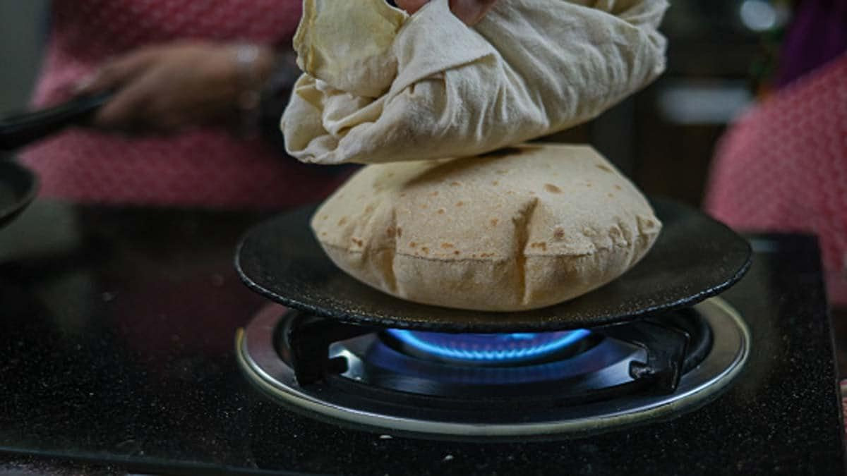 तवे से जुड़े वास्तु दोष : घर में किसी को नशे की लत है यानी किचिन में तवा-कढ़ाई को रखने का तरीका सही नहीं है