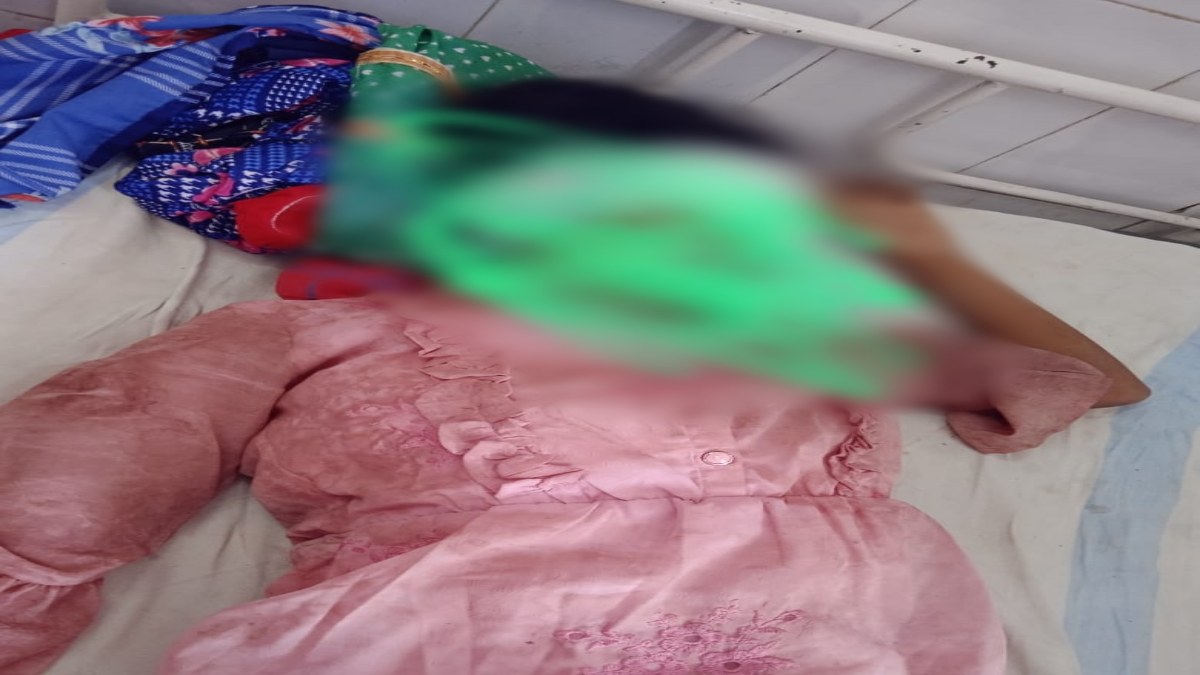 मोबिलाइजर को बेरहमी से पीटा: बेहोश होने पर जंगल में छोड़कर भागे आरोपी, युवती को गंभीर हालत में कराया गया अस्पताल में भर्ती  