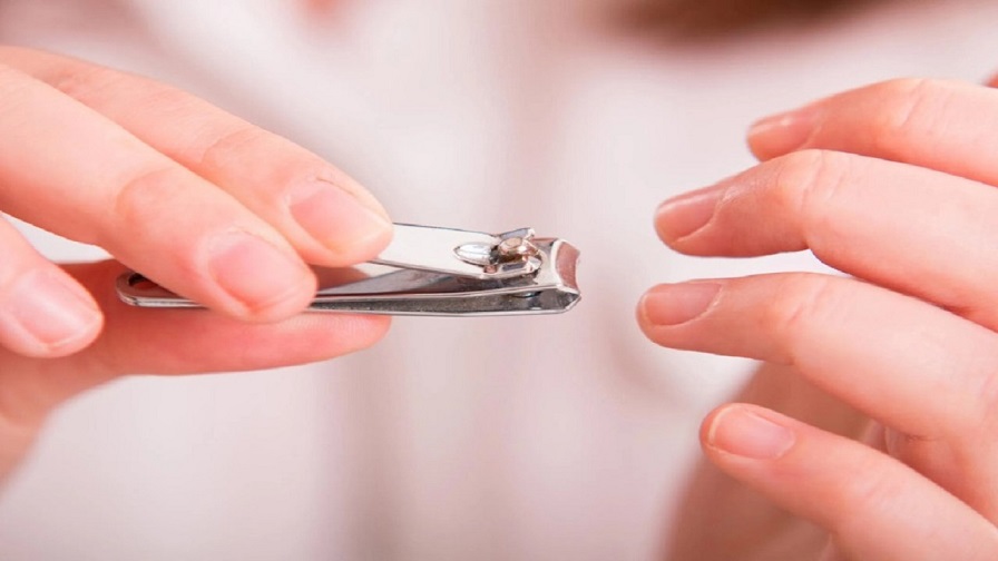 Astrology Tips For Nail Cutting: शाम के समय और हफ्ते के इन दिनों में भूलकर भी न काटें अपने नाखून