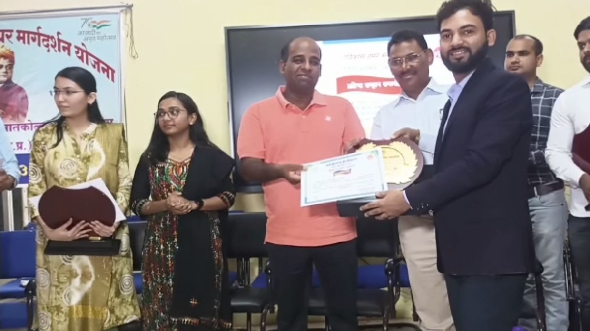 Balaghat News: MPPSC में चयनित 11 प्रतिभाओं का कलेक्टर ने किया सम्मान, कोई बना डिप्टी कलेक्टर, कोई डीएसपी, तो कोई नायब तहसीलदार