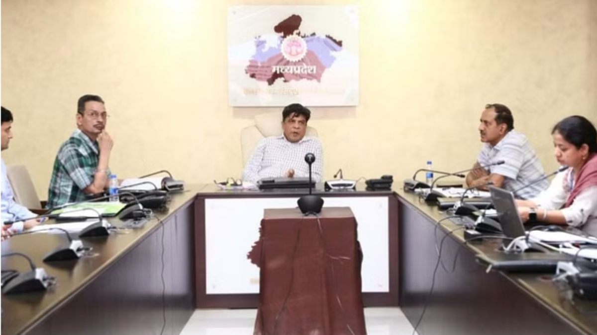 MP में धोखाधड़ी के शिकार हुए पीड़ितों को वापस मिलेंगे पैसे: ACS बोले- सख्त कार्रवाई कर राशि वसूले, जागरूकता अभियान भी चलाएं