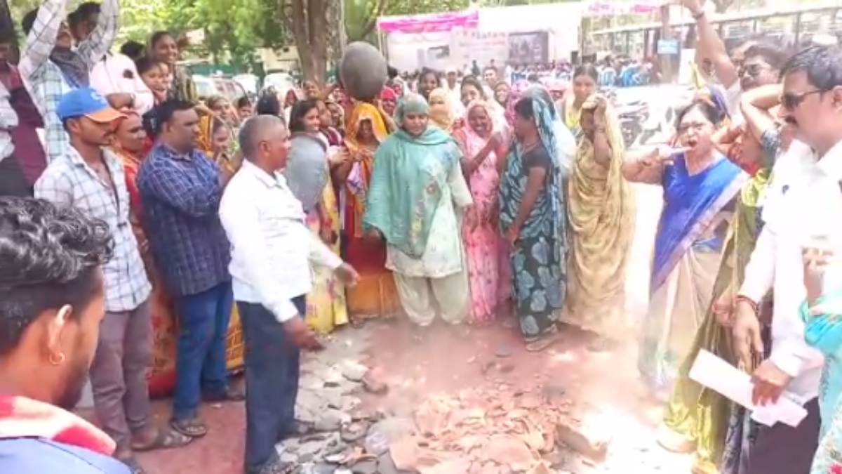 Water Crisis: पेयजल संकट को लेकर कांग्रेस का नगर पालिका के सामने प्रदर्शन, महिलाओं ने फोड़े मटके