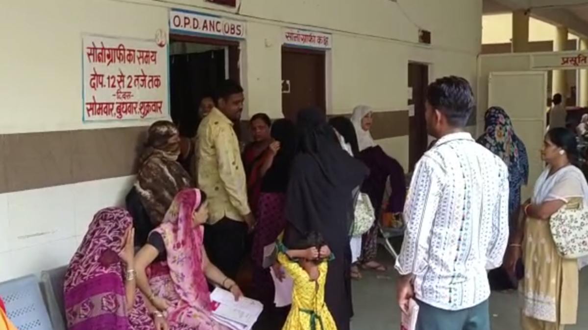 एमपी का यह जिला अस्पताल खुद बीमार: 8 दिन बंद रही सोनोग्राफी मशीन, 9वें दिन ऑपरेटर की बीमारी का बहाना, कांग्रेस बोली- सांसद-विधायक सोने में मस्त