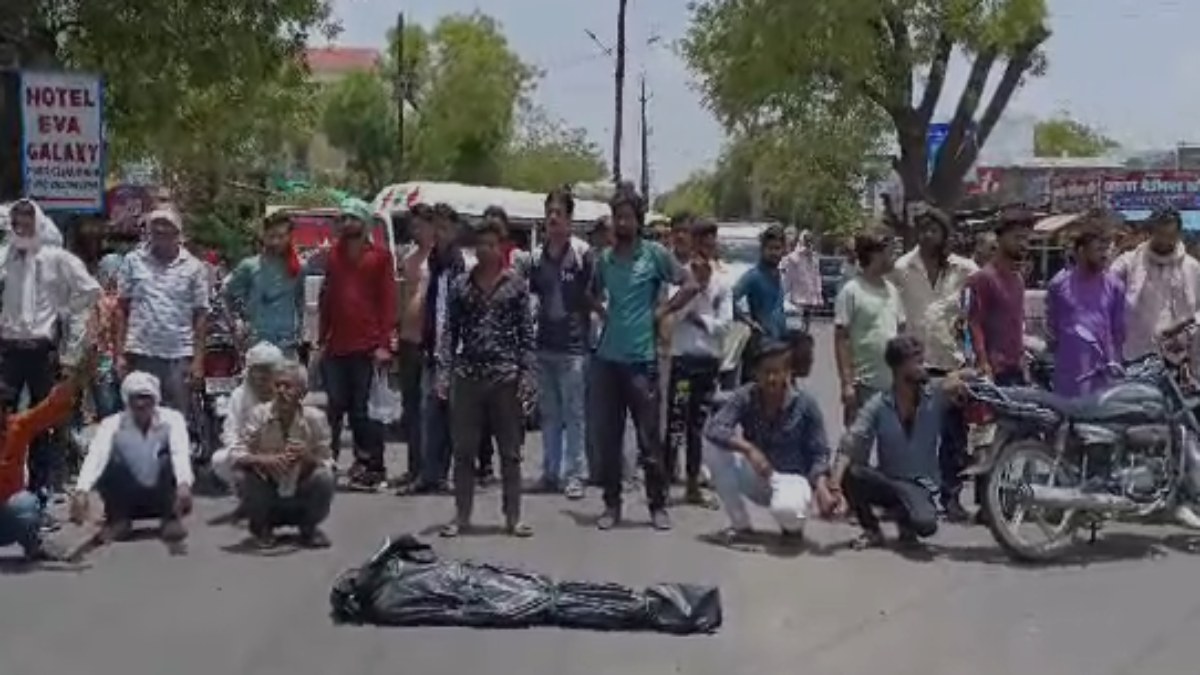 ट्रैक्टर ने बाइक सवार को रौंदा: मौत के बाद सड़क पर शव रखकर परिजनों ने किया चक्का जाम, पुलिस पर लगाए गंभीर आरोप 