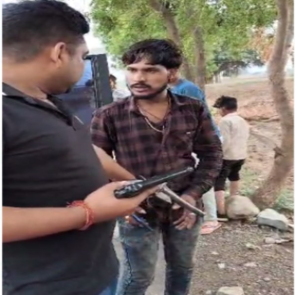 वाहन चेकिंग के दौरान दो बाइक चोर पकड़ाए: तलाशी लेने पर निकली ऐसी चीज… जिसे देखकर पुलिस के उड़े होश 